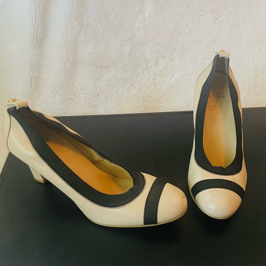Cream Leather Stuart Weitzman Heels With Black Lining.